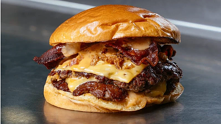 Doble cheese bacon de Goat, una de las hamburgueserías recomendadas de Málaga