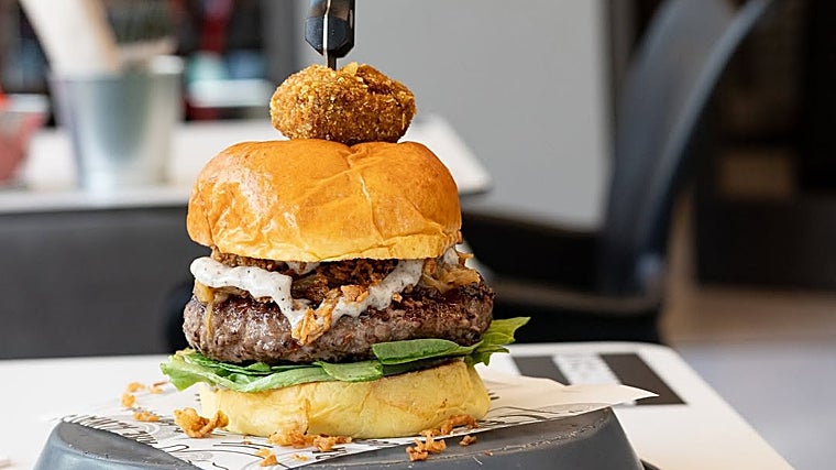 Hamburguesa con croqueta de boletus y trufa, pensada para meter dentro del pan, de La Burguesita en Málaga