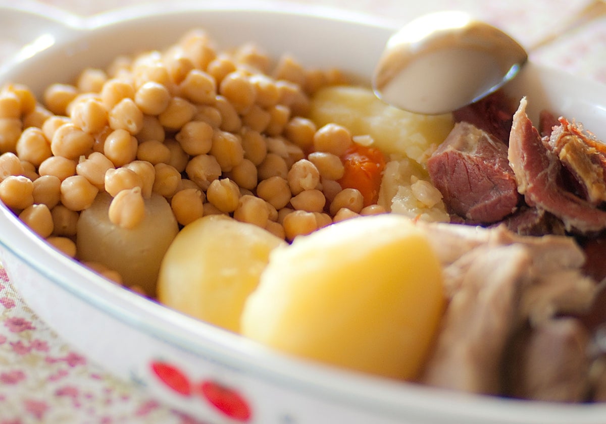 Puchero de garbanzos con verduras
