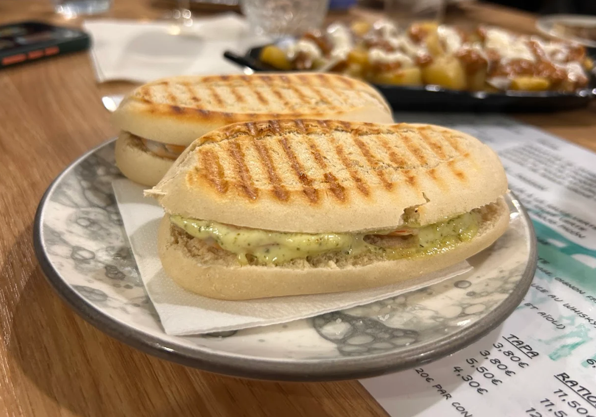 En esta guía te proponemos los mejores montaditos de Sevilla para acompañar una cerveza helada. Este es de En La Espero te Esquina