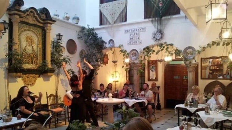 Cena con espectáculo en el restaurante Patio de la Judería de Córdoba
