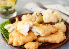 El ingrediente que mucha gente olvida al empanar el pescado (y no es el pan rallado)