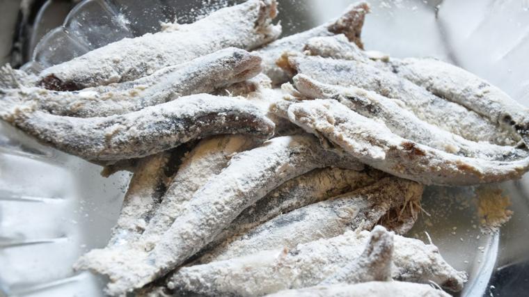 La harina es el ingrediente que no debes olvidar al empanar el pescado