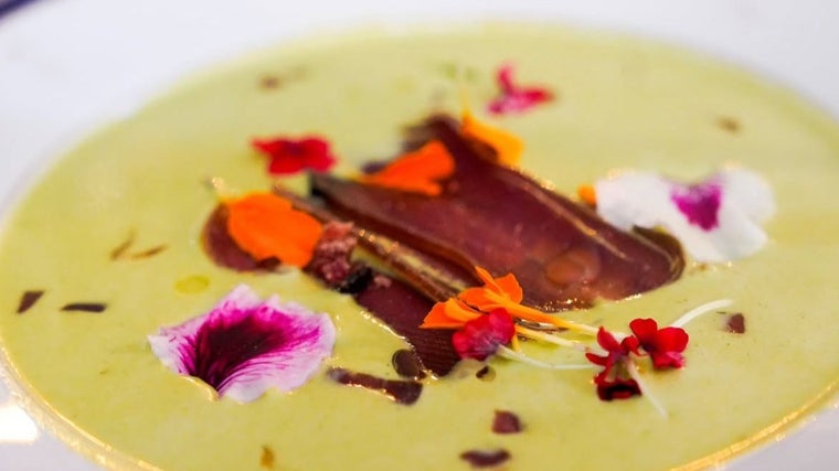 Gazpacho verde de tzatziki y atún semicurado