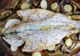 Lubina con verduras asadas de aprovechamiento y patatas