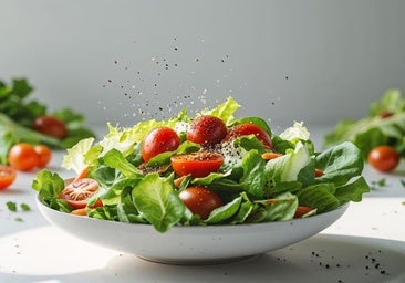 Ni sal ni vinagre: la especia que los cocineros ponen en las ensaladas para que tengan más sabor y que nadie usa