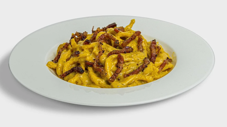 La carta propone once tipos de raviolis y once salsas