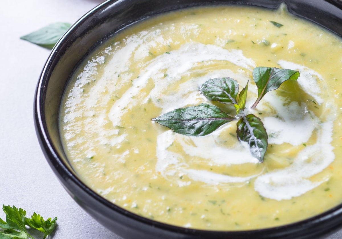 Crema fría de alubias y menta con tortilla francesa