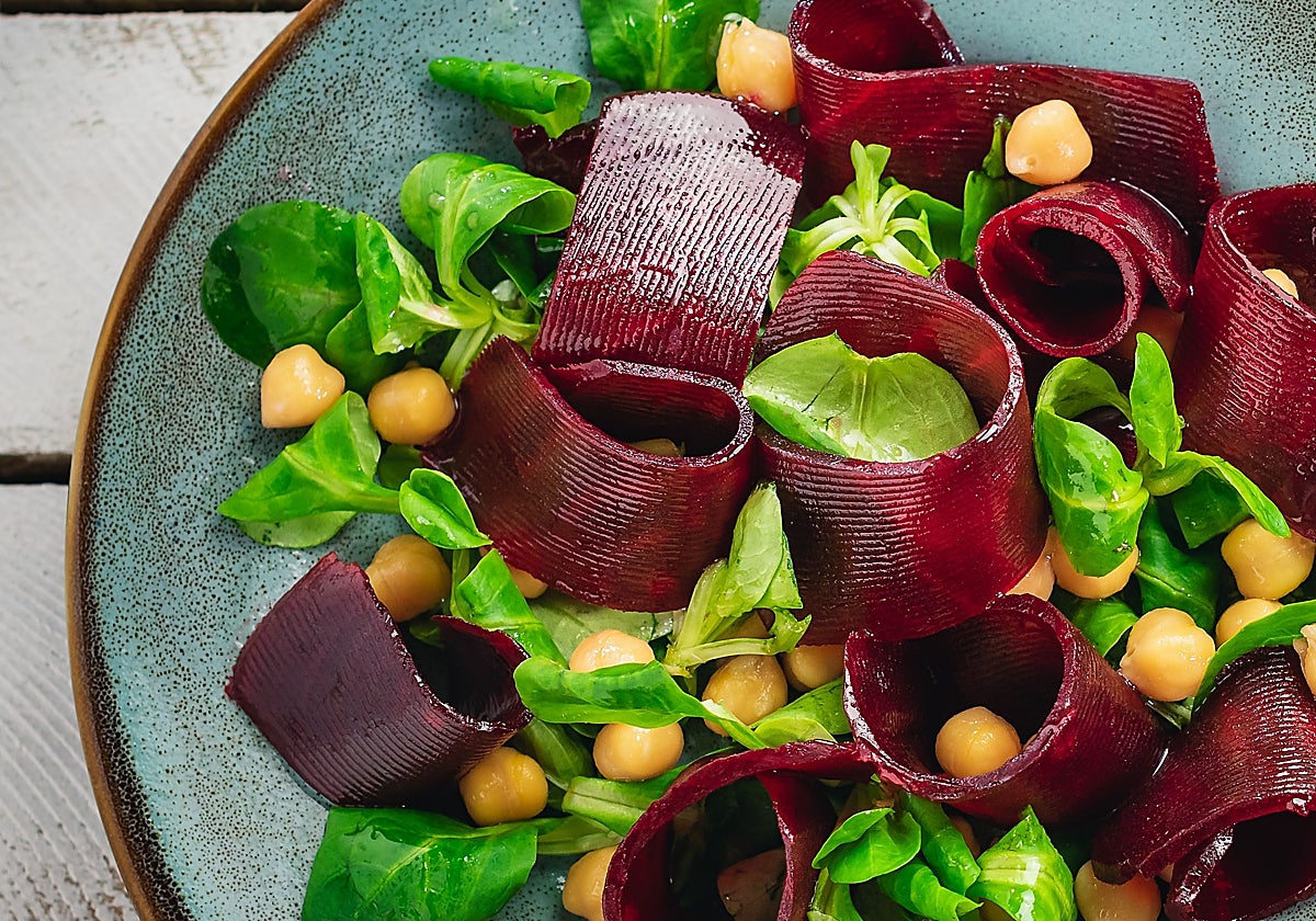 Ensalada de hojas verdes, remolacha, garbanzos y espárragos con vinagreta de mostaza