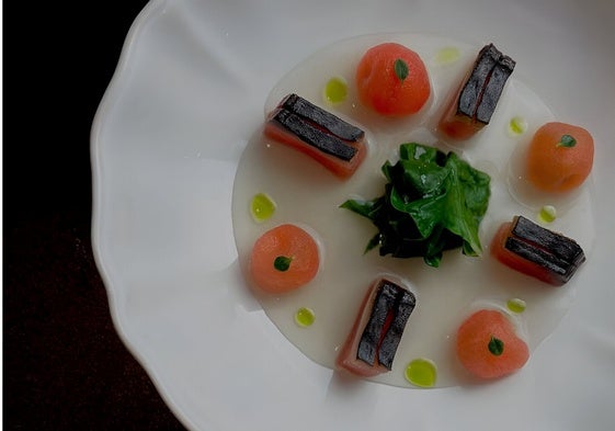 Bonito, tomate, acelga, uno de los platos de Alaparte en Málaga