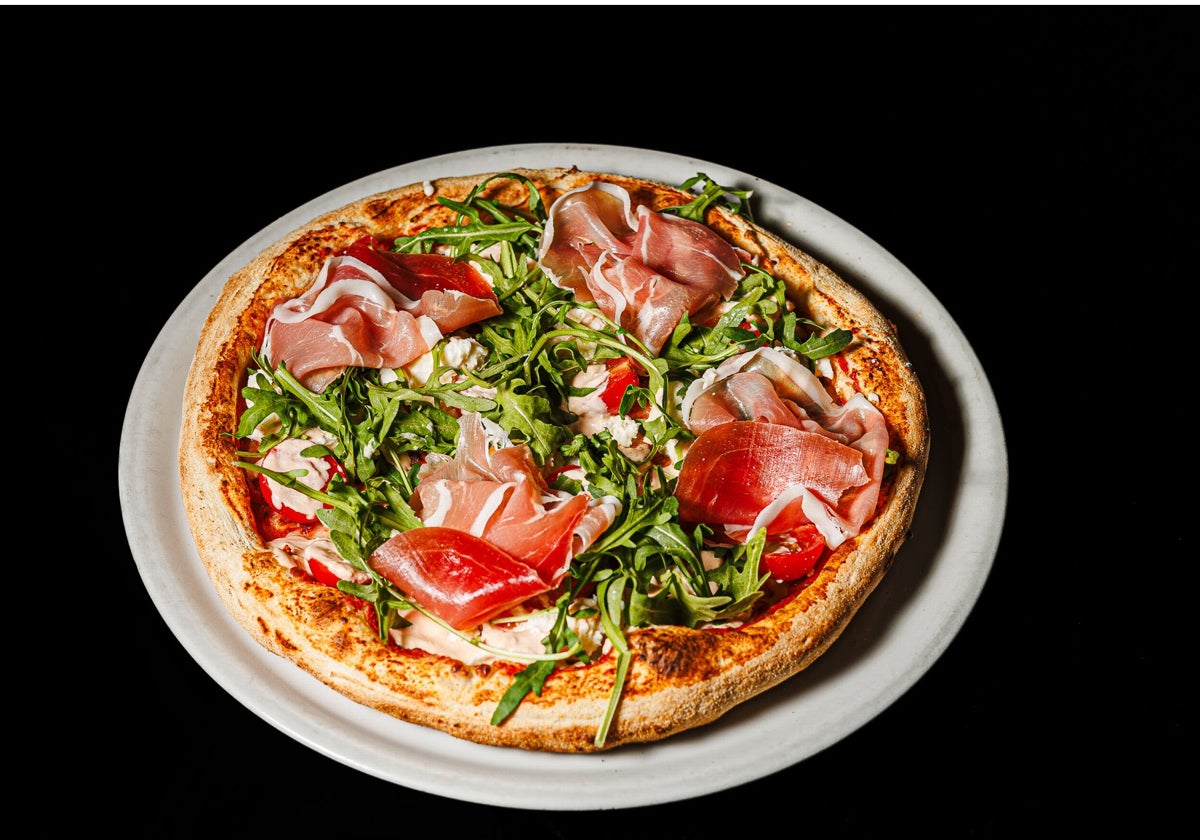 La Masabrosa, una pizza clásica con base de tomate, doble mozzarella, crema de atún, jamón serrano y rúcula ha sido la más votada  por el público en Pizza Fest Málaga