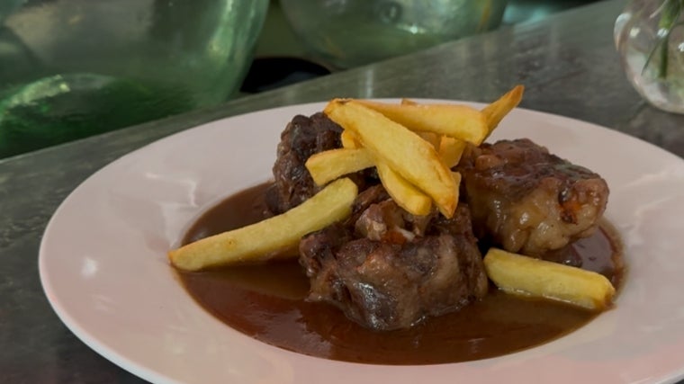Rabo de toro estofado con patatas fritas de la carta del establecimiento cordobés Sojo Fusión
