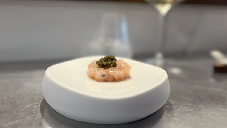 Tartar de gamba blanca con caviar de Cañabota en Sevilla
