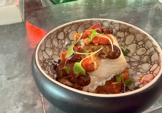 Bacalao gratinado al ajo negro con patatas revolconas y torreznos de Soria elaborado en el restaurante Sojo Fusion de Córdoba