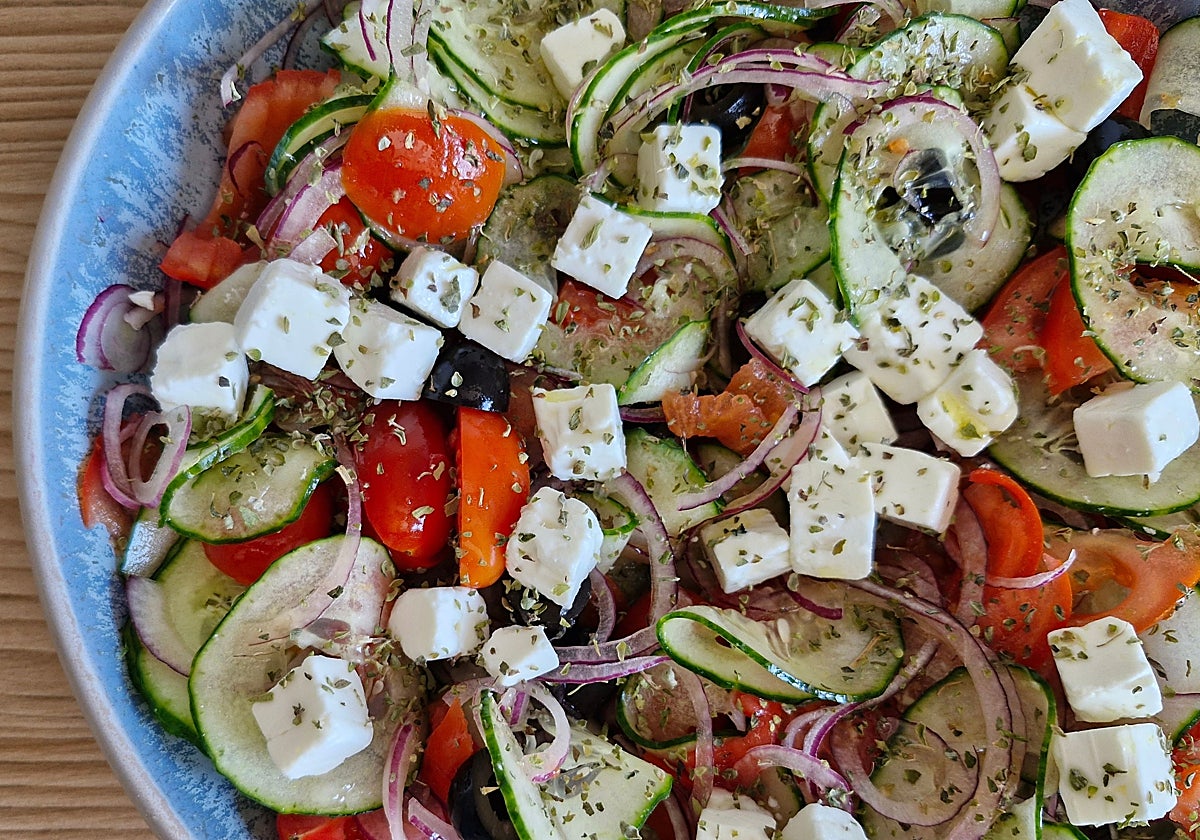 Ensalada horiatiki. Ensalada clásica griega
