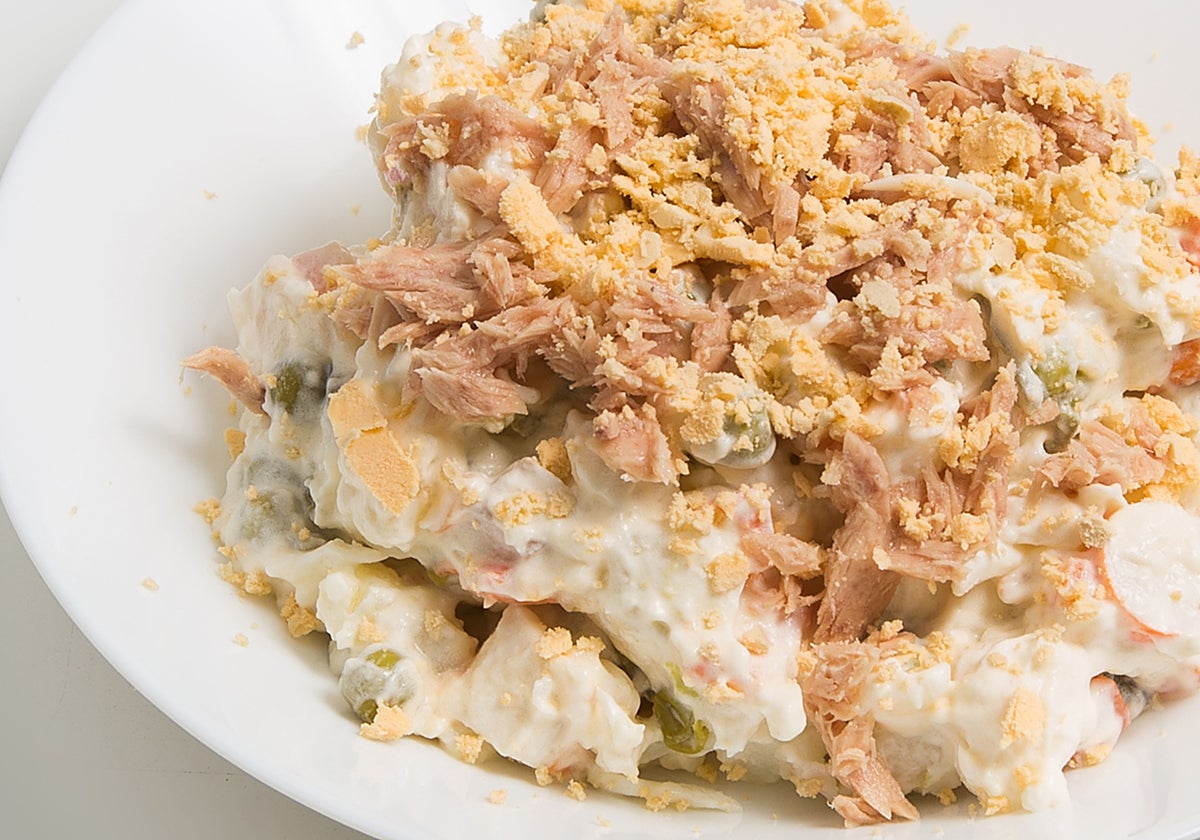 Ensaladilla rusa de coliflor, atún, zanahoria y huevo duro