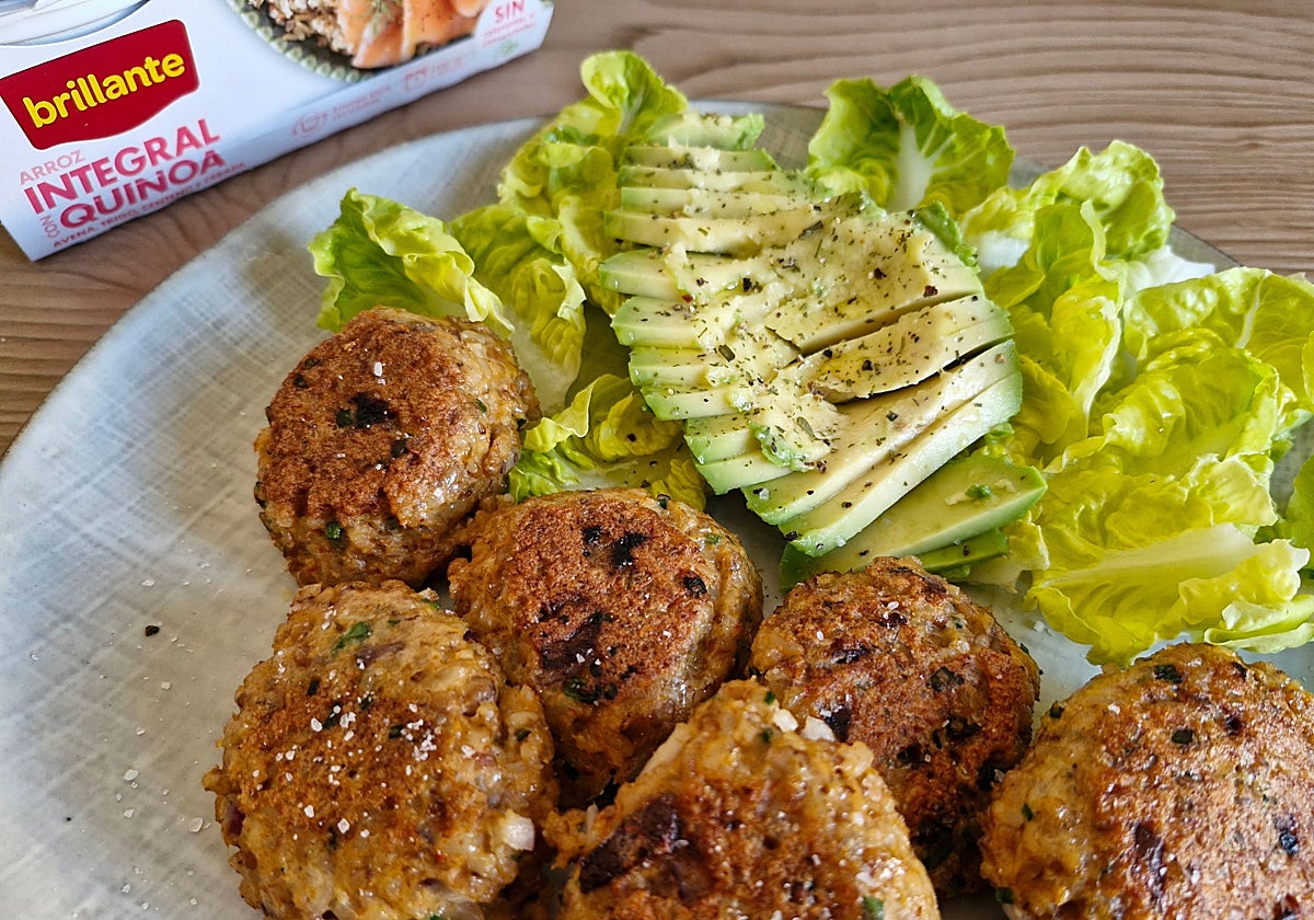 Buñuelos de gambones con ensalada de cogollos y aguacate