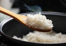 Platos que puedes hacer con arroz hervido del día anterior (y que quedan aún mejor)