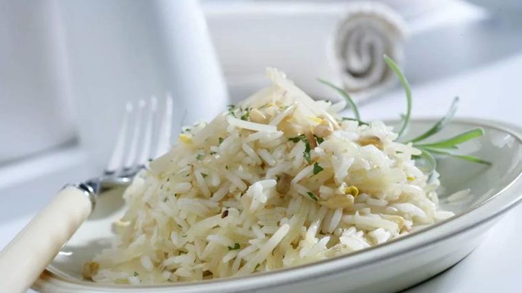 Platos que puedes hacer con arroz hervido del día anterior (y que quedan aún mejor)
