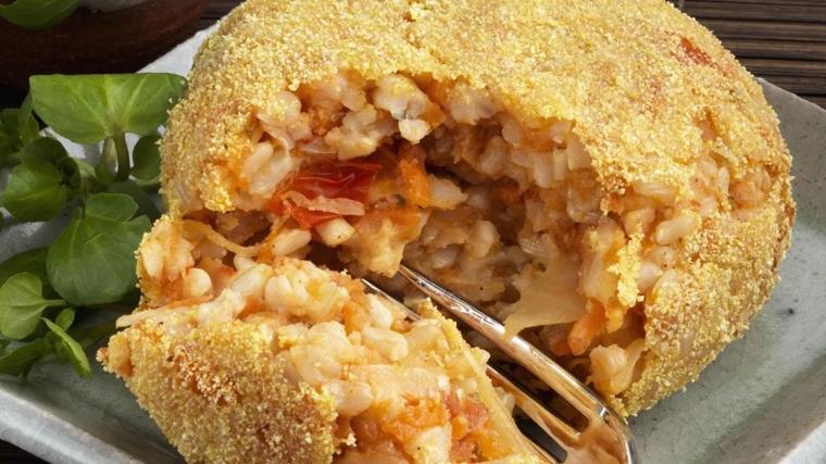 Platos que puedes hacer con arroz hervido del día anterior (y que quedan aún mejor)
