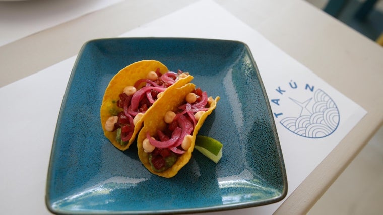 Tako de atún rojo y guacamole