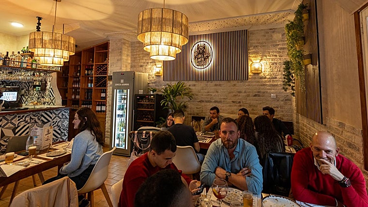 Sala interior de Delantal Negro en Sevilla