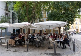 Terraza de Delantal Negro en la plaza de Los Maldonados, junto a la calle Feria