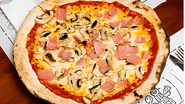 Pizza prosciutto, uno de los platos de la carta de Delantal Negro en Sevilla