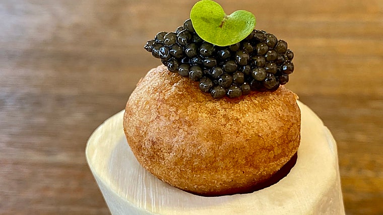 Buñuelo de caviar de José Carlos García en Málaga
