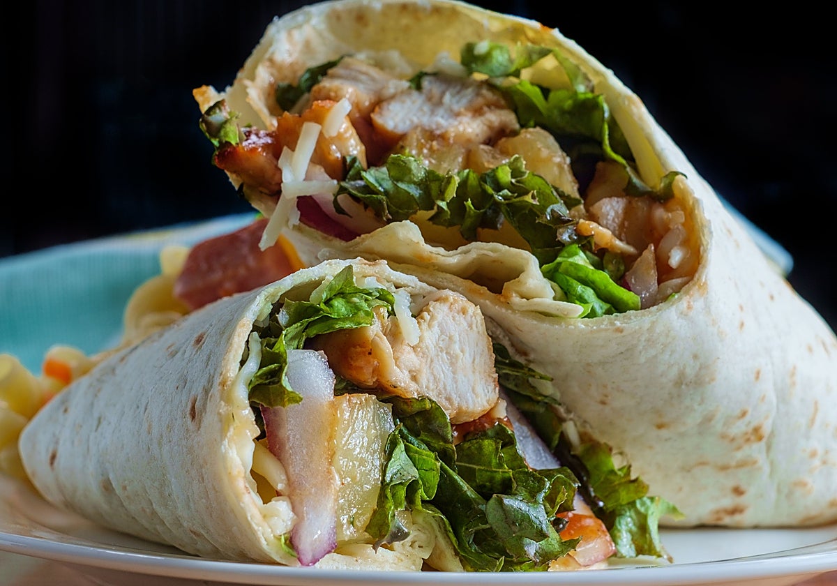 Wraps de pollo rebozado en copos de maiz, canónigos y salsa curry