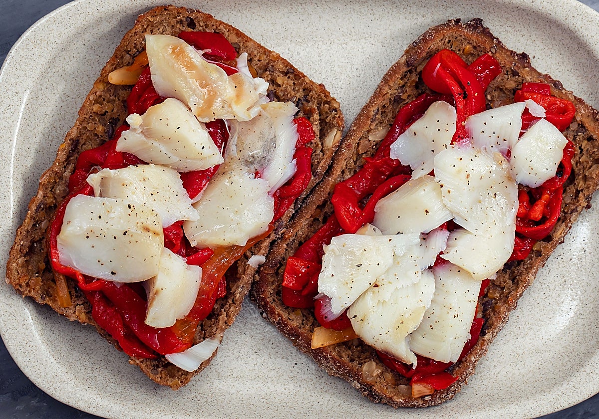 Tostas de pimientos rojos asados, huevo duro, bacalao ahumado + crema de pepino, aguacate y albahaca
