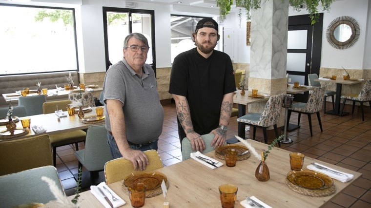 Padre e hijo, ambos valencianos, junto a una de las mesas