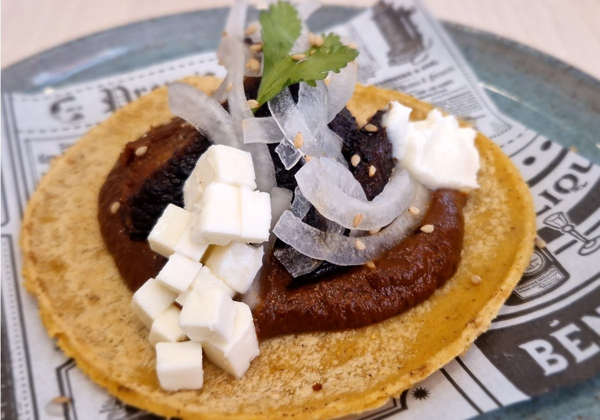 Taco de Costilla de res y mole negro de Niña bonita Cantina, en Málaga capital, una de las propuestas que aspira a ganar el título de Mejor taco de España