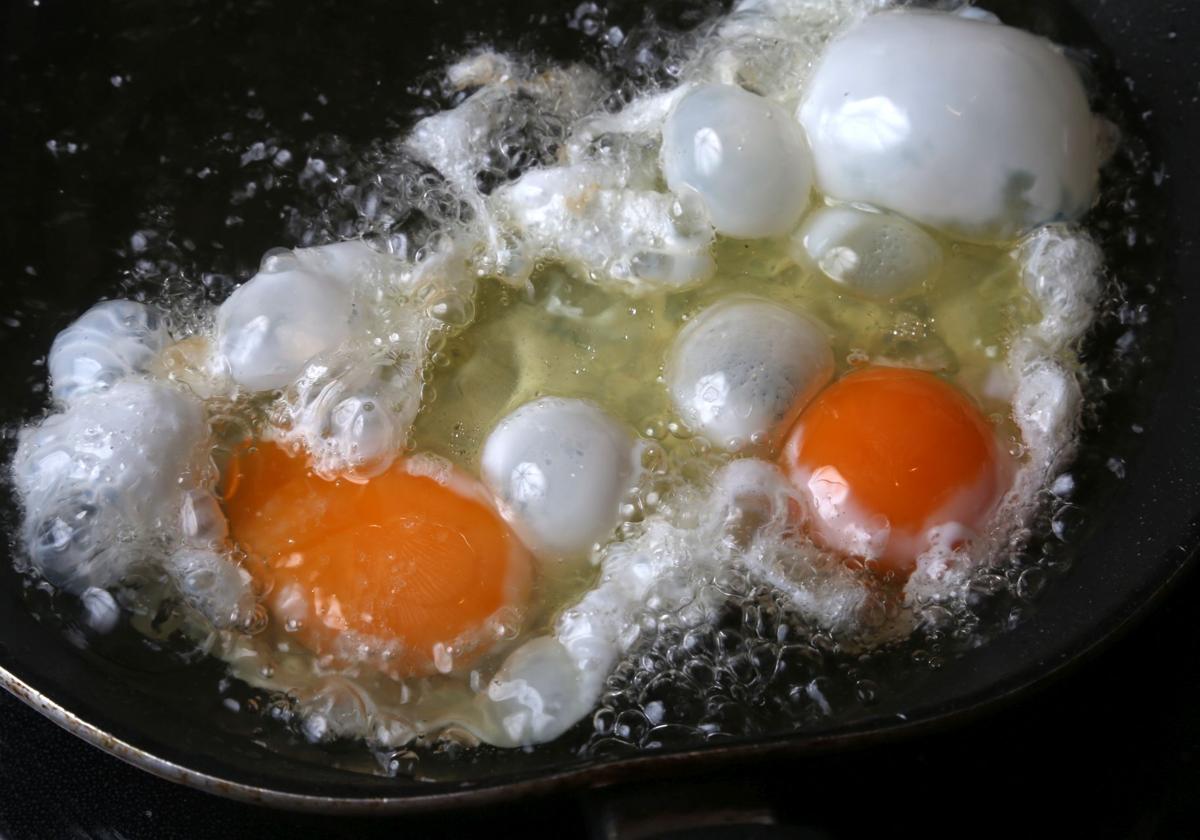 Hacer buenos huevos fritos tiene truco