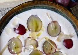 Ajoblanco con uvas y lascas de parmesano