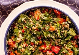 Tabulé de lentejas con vasito de quinoa Brillante, melocotón a la plancha, espárragos, perejil y almendras