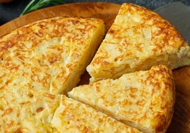 Tortilla de patatas con aliño de tomates y queso mozzarella