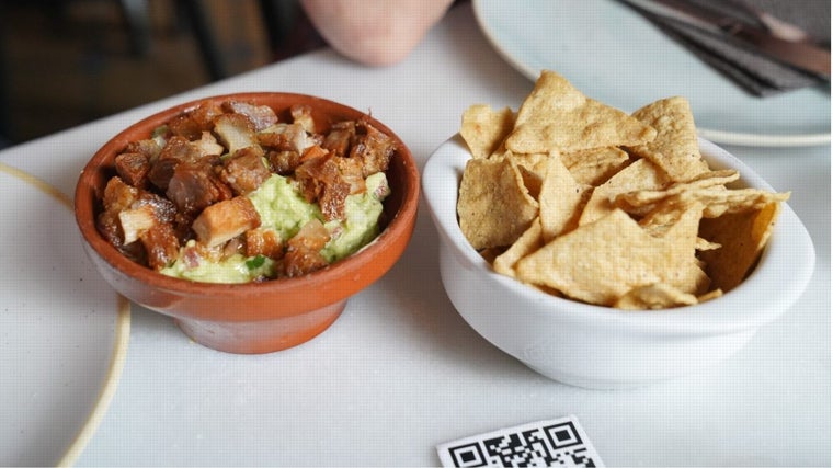 Guacamole con castacán con totopos de Sede México Sevilla