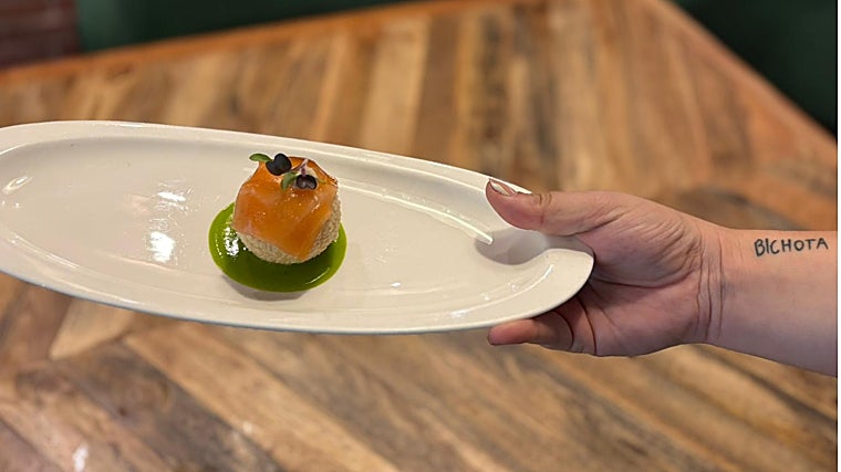 Panipuri relleno de salmorejo de espárragos con salmón ahumado, de DPikofino