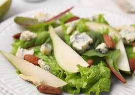 Ensalada de lechuga, queso brie, pera caramelizada, almendras y vinagreta de albahaca