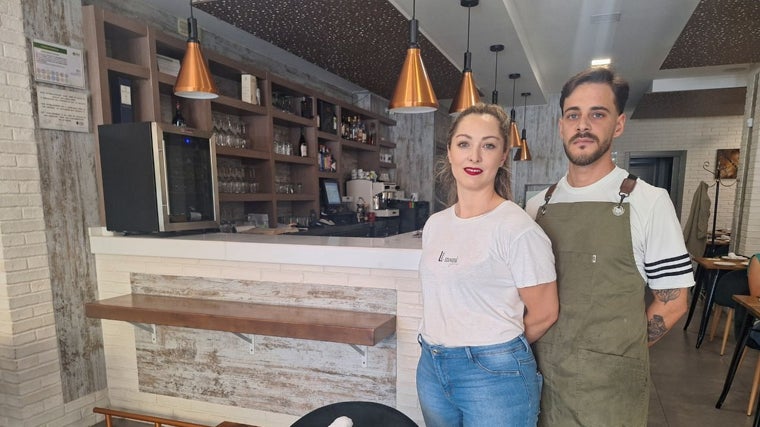 Noelia Cañete y David Carrasco, propietarios de U-mami Gastrobar, en Aguilar de la Frontera