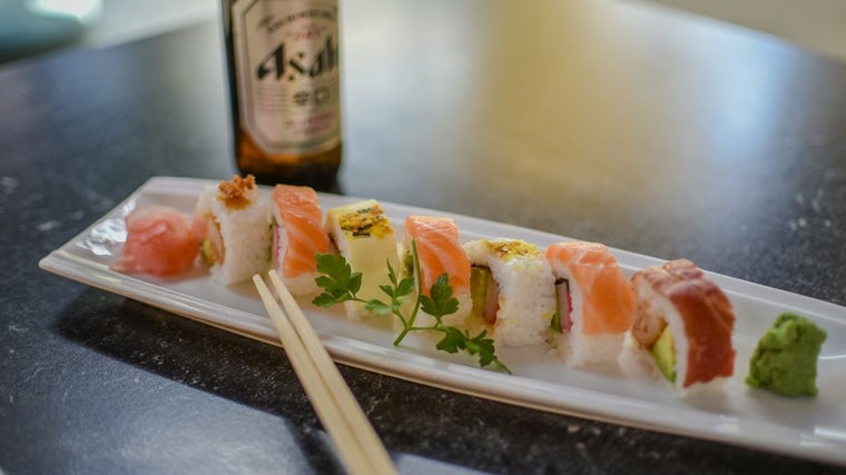 Puesto con comida japonesa en el Mercado Victoria de Córdoba