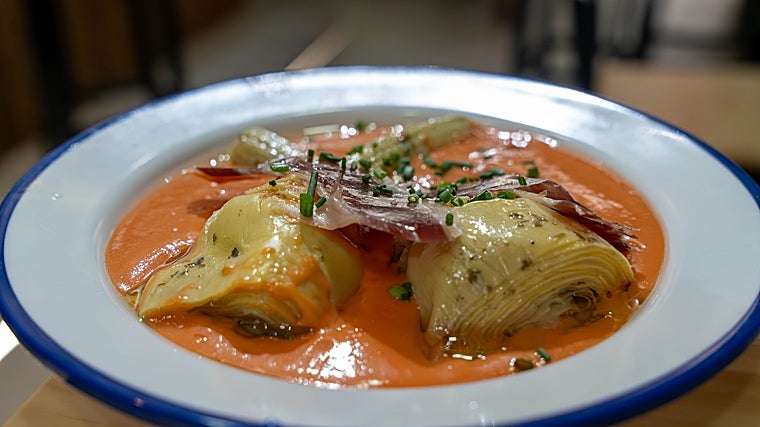 Alcachofas con salmorejo y jamón