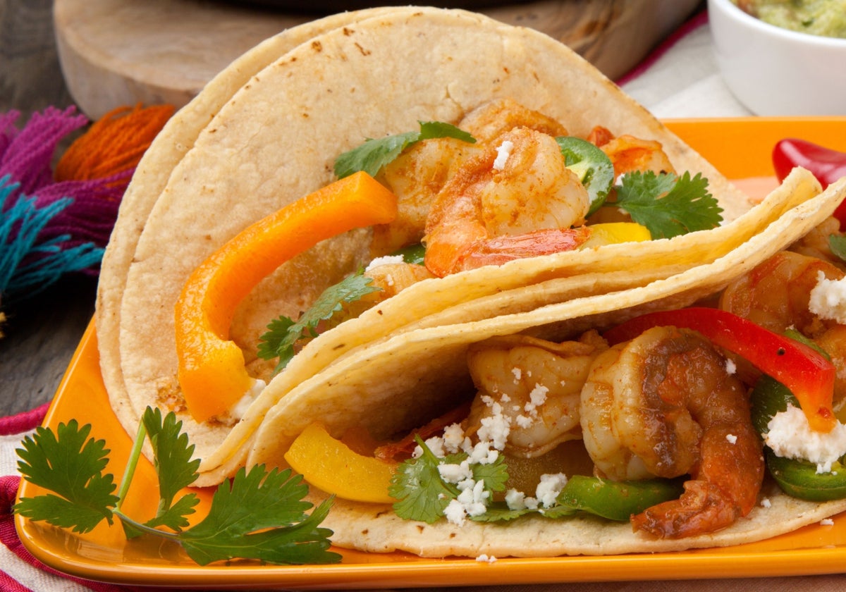 Fajitas rellenas de pico de gallo, guacamole y gambones