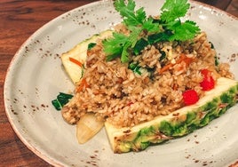 Ensalada fría de arroz Brillante y atún con maíz, remolacha y piña