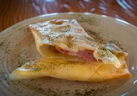 Está relleno de jamón y queso pero no es un sándwich: esta es la receta que me encanta como almuerzo o cena