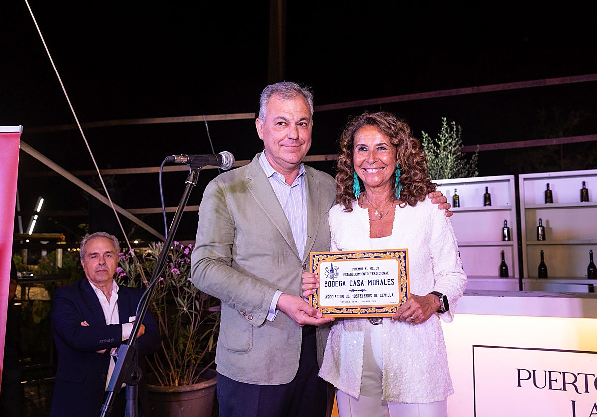 El alcalde de Sevilla, José Luis Sanz, entrega uno de los reconocimientos a Reyes Morales