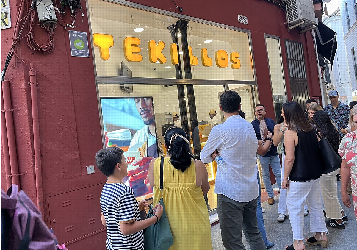 Cola ante la fachada del nuevos Tekillos