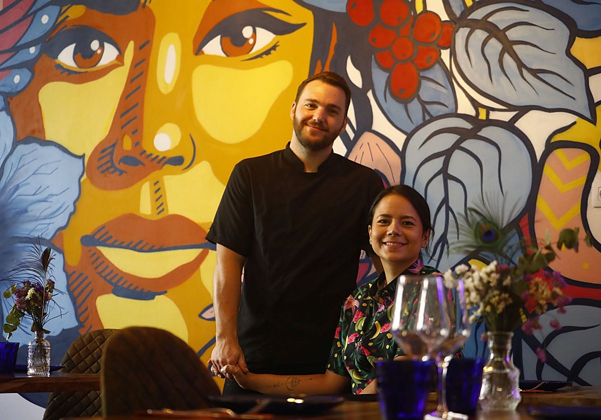 Antonio Jesús Aguilera y Mónica Alejandra Gómez, en su restaurante Nativa Gastro, en la avenida del Aeropuerto, 11