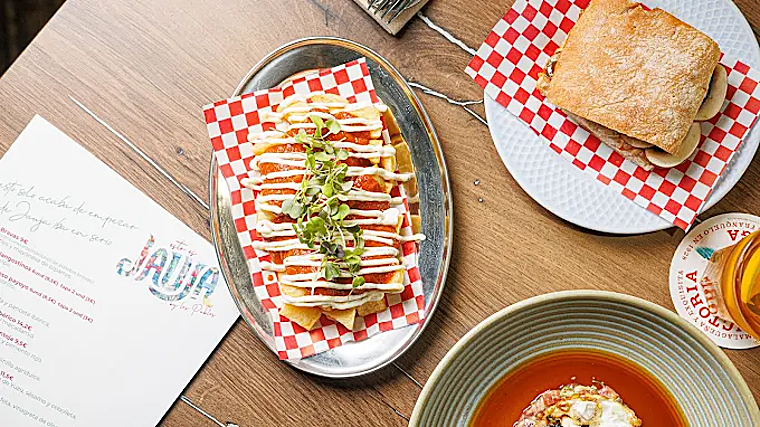 Patatas bravas y otros platos de Esto es Jauja, Torre del Mar